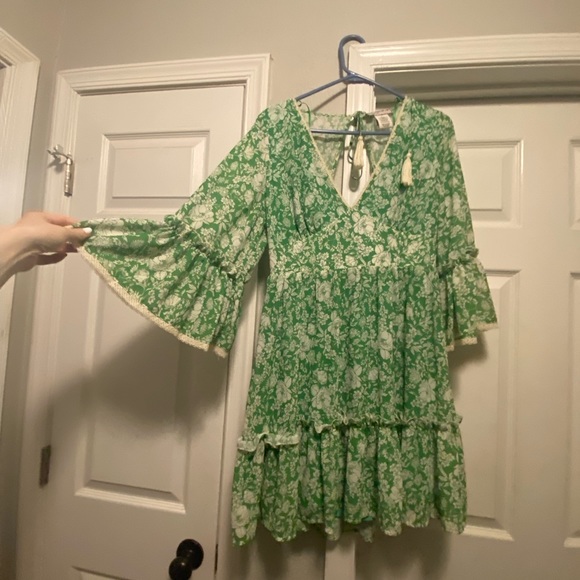 Green bell sleeve mini dress. - Picture 2 of 5